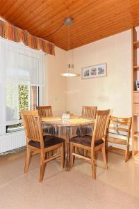 uma sala de jantar com mesa e cadeiras em Ferienhaus Blauer Anker em Bensersiel