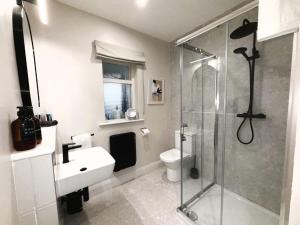 Koupelna v ubytování Willow Lodge Cashel- Rock View-Sleeps 8 guests-Spacious- Cosy + 42 fotografií