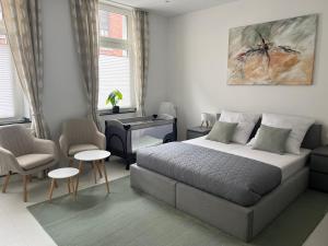 Un dormitorio con una cama, un escritorio y un piano. en City Studio Apartment im Erdgeschoss Ground floor Near it all, en Neuss