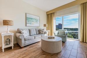 un soggiorno con un divano e un tavolo di Luau II 6429 a Destin