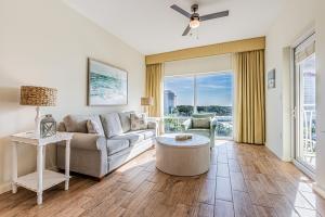 un soggiorno con un divano e un tavolo di Luau II 6429 a Destin