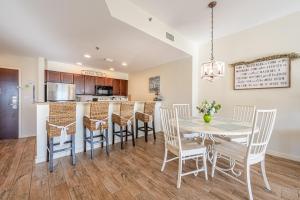 una cucina e una sala da pranzo con tavolo e sedie di Luau II 6429 a Destin