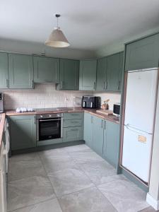 Η κουζίνα ή μικρή κουζίνα στο Clones Town House