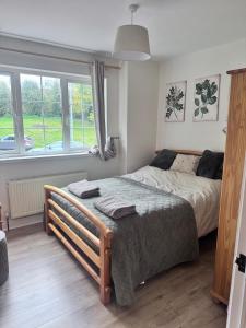 Ένα ή περισσότερα κρεβάτια σε δωμάτιο στο Clones Town House