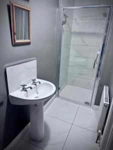 Ένα μπάνιο στο Clones Town House