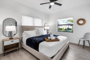 ポンパノビーチにあるVilla Heated Pool, Arcade games 5 min Beachのベッドルーム1室(鏡付きベッド1台、ファン付) +65枚の写真