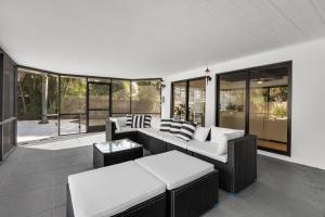 ポンパノビーチにあるVilla Heated Pool, Arcade games 5 min Beachのソファとテーブルと窓のあるリビングルーム