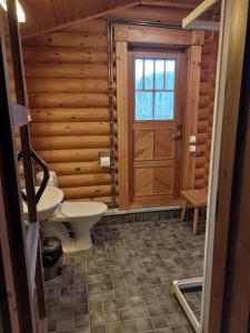 een badkamer met een toilet en een raam bij Suviranta in Jyväskylä