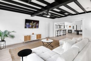 ポンパノビーチにあるVilla Heated Pool, Arcade games 5 min Beachの白いソファとテーブルのあるリビングルーム