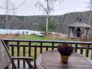 een tafel op een terras met uitzicht op een meer bij Suviranta in Jyväskylä +13 foto's