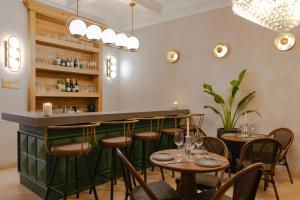 eine Bar mit Stühlen und Tischen in einem Restaurant in der Unterkunft Hotel Casa Bianca by Faranda Boutique in Cartagena de Indias