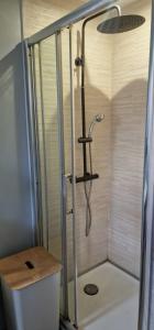 una doccia con una porta in vetro in un bagno di 2p plein centre d'Antibes, 500m Bord de Mer a Antibes