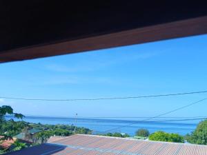 - une vue sur l'océan depuis le toit d'une maison dans l'établissement Ti kaz morne marigot, à Vieux-Habitants