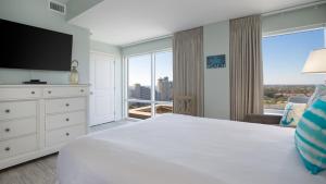 una camera da letto con un letto grande e una grande finestra di Luau II 7226 a Destin