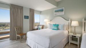 una camera da letto con un letto grande e una grande finestra di Luau II 7226 a Destin