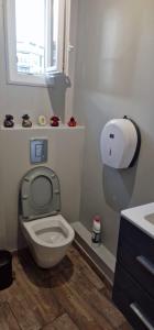 un bagno con un water, un lavandino e una finestra di 2p plein centre d'Antibes, 500m Bord de Mer a Antibes