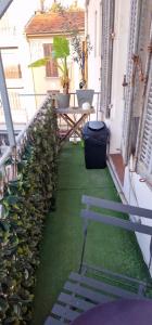 un balcone con panca, tavolo e piante di 2p plein centre d'Antibes, 500m Bord de Mer a Antibes