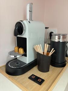 a toaster sitting on a counter next to a cup of chopsticks at Suite Cosy Barbizon in Barbizon