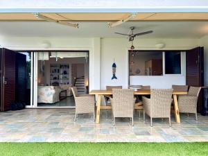 eine Terrasse mit einem Holztisch und Stühlen in der Unterkunft Sea View Family Beach House in Aghia Marina