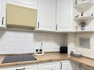 Nhà bếp/bếp nhỏ tại Апартамент Комфорт Кривий Ріг +3 ảnh