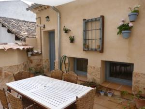 a table and chairs in front of a building at Casa de Tintas in Cuenca