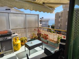 a balcony with a table and some plants on it at A pasos de la playa in Algarrobo