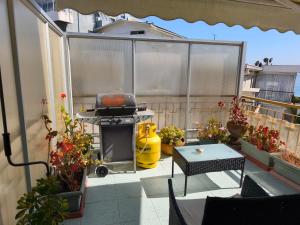 a patio with a grill and a table on a balcony at A pasos de la playa in Algarrobo +2 photos