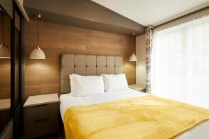 Postel nebo postele na pokoji v ubytování Royal Pines Lodge with Hot tub