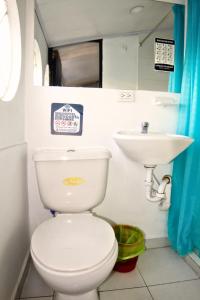 Ένα μπάνιο στο Hotel Bogota Home +44 φωτογραφίες