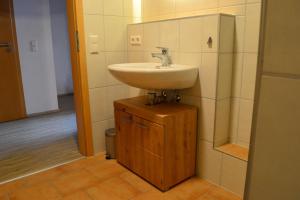 Un baño con lavabo y ducha en Ferienwohnung An der Kapf, en Münsingen 16 fotos más