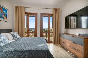 Postel nebo postele na pokoji v ubytování Beautiful Sea and Sunset Views from Apartment CE13, Theseus Village, Aphrodite Hills + 20 fotografií