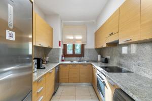 Kuchyň nebo kuchyňský kout v ubytování Beautiful Sea and Sunset Views from Apartment CE13, Theseus Village, Aphrodite Hills