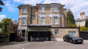 um carro estacionado em frente a um edifício de tijolos em Applewood Hotel em Bournemouth mais 20 fotografias