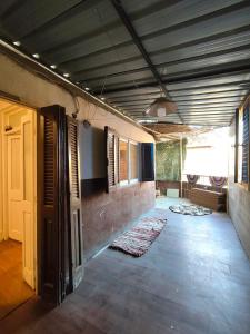 une pièce vide avec une porte et un couloir avec des tapis dans l'établissement Artistic Flat by Luxor Temple & Ancient Souq, à Louxor