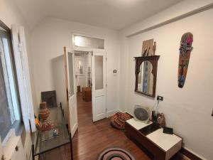 un salon avec une table et un skateboard accroché au mur dans l'établissement Artistic Flat by Luxor Temple & Ancient Souq, à Louxor