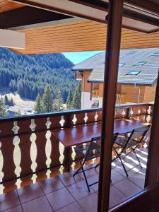 een balkon met een tafel en uitzicht op de bergen bij Duplex au Col du Corbier in Le Biot