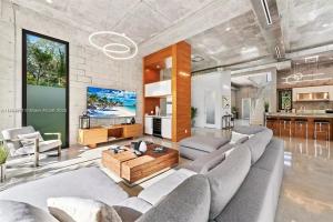 una sala de estar con un sofá y una mesa en Villa Retro Mirage, en Biscayne Park