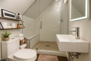 レブンワースにあるSnowcreek Suite - Firのトイレ、洗面台、浴槽を備えたバスルーム