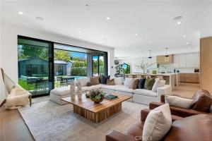 Posezení v ubytování Studio City Luxury 6BR Home with Pool and Theatre