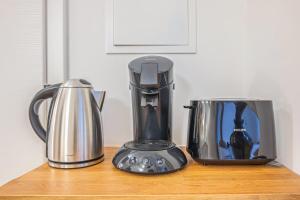 Příslušenství pro přípravu čaje a kávy v ubytování Air Con I free parking I floor heating