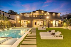 Bazén v ubytování Studio City Luxury 6BR Home with Pool and Theatre nebo v jeho okolí