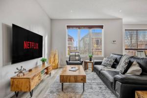 Μια τηλεόραση ή/και κέντρο ψυχαγωγίας στο Single 3 Bedroom Full Private House