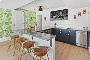 Φωτογραφία από το άλμπουμ του 5BR Pool Hot Tub Cabana Elevator and Game Room σε Brigantine