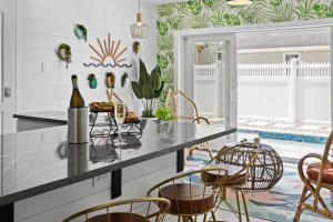 Nápoje v ubytování 5BR Pool Hot Tub Cabana Elevator and Game Room