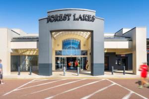 Vorderansicht eines Gebäudes mit Menschen, die draußen entlanggehen in der Unterkunft Spacious Retreat with Balcony Patio and Family Comfort in Doolandella