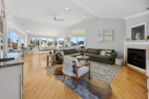 TV a/nebo společenská místnost v ubytování 5BR Pool Hot Tub Cabana Elevator and Game Room