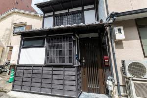 un edificio con una puerta abierta con balcón en Shiori 栞 京都, en Kioto 70 fotos más