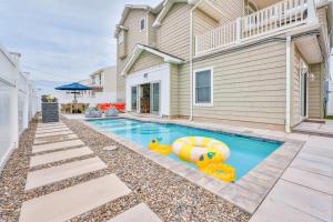 Bazén v ubytování 5BR Pool Hot Tub Cabana Elevator and Game Room nebo v jeho okolí