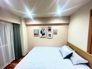 a bedroom with a bed with blue stripes at Aa歌舞伎町 东京最中心 东新宿四分钟 in Wada