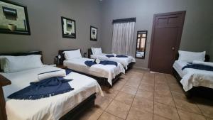 Postel nebo postele na pokoji v ubytování Sundown Lodge + 16 fotografií